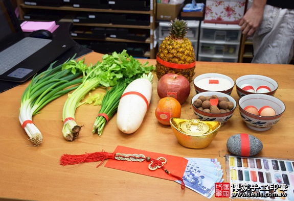 剃胎毛、滿月剃頭、嬰兒剃頭、嬰兒理髮、嬰兒剃髮、嬰兒剃胎毛、嬰兒滿月剃頭、寶寶剃頭、剃胎毛儀式、剃胎毛吉祥話、滿月剃頭儀式、滿月剃頭吉祥話、寶寶剃胎毛、寶寶滿月剃頭理髮、新北永和區剃胎毛、新北永和區滿月剃頭、新北永和區嬰兒剃頭剃胎毛、新北永和區嬰兒理髮、新北永和區嬰兒剃髮、吳寶寶(新北永和區嬰兒寶寶滿月剃頭理髮、免費嬰兒剃胎毛儀式吉祥話)。中國風會場，爸媽寶貝免費穿「日中韓」古裝禮服。專業拍照、DVD光碟、證書。★購買「臍帶章、肚臍章、胎毛筆刷印章」贈送：剃頭、收涎、抓周，三選一。2016.01.31 照片1